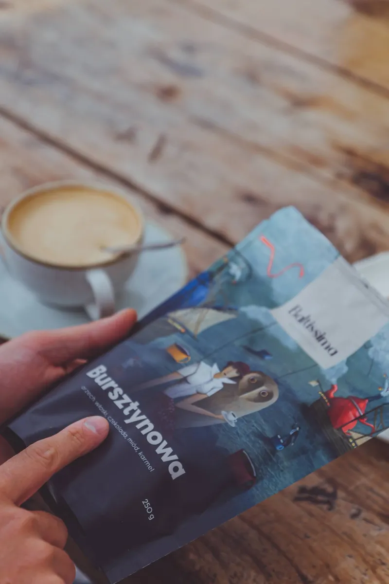 Bursztynowa packaging and a cup on a wooden table